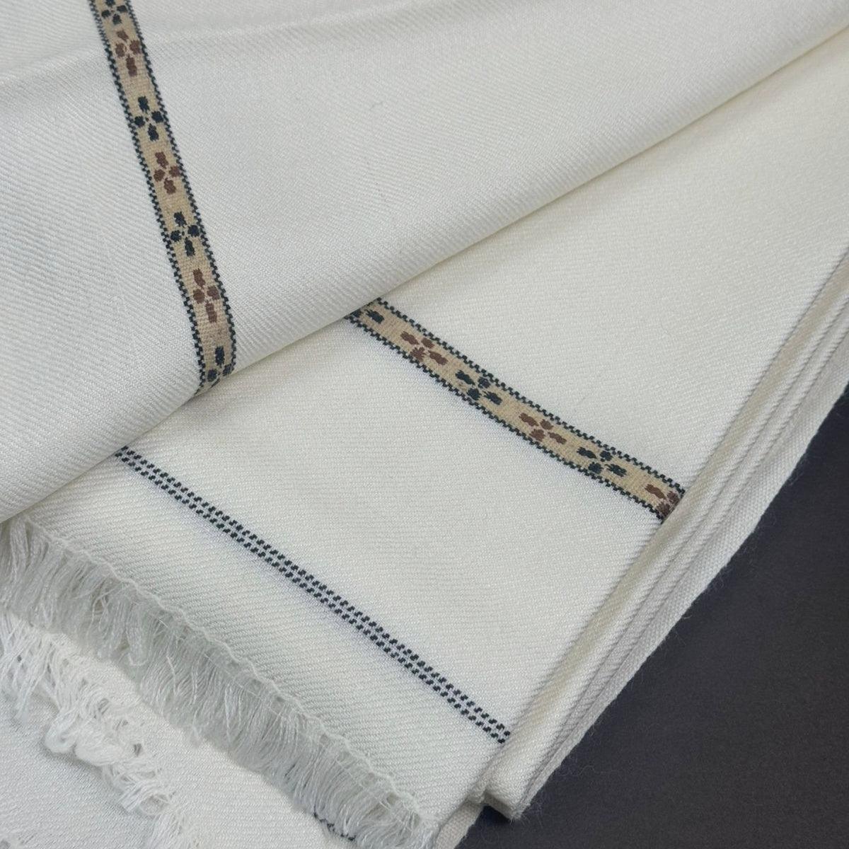 Classic White Men’s Wool Shawl – Traditional Border